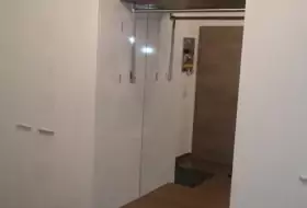 Schreinerei Ilin - Garderobe in Nussbaum und weiß hochglanz (1)